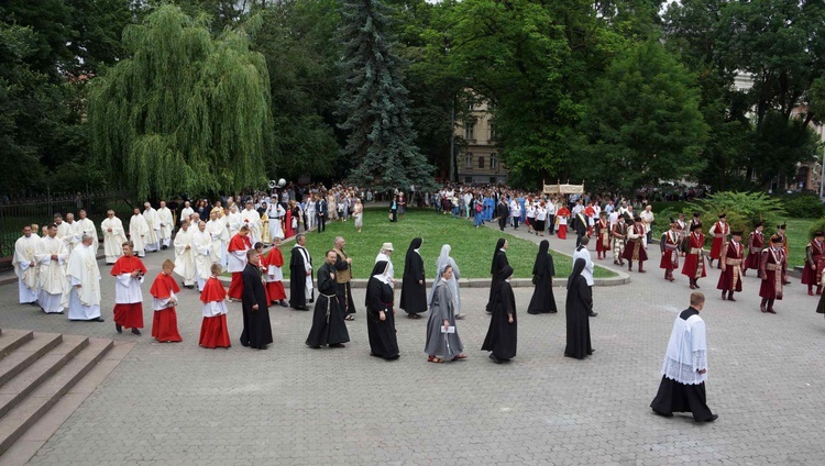 Abp Budzik bierze udział w uroczystosciach we Lwowie