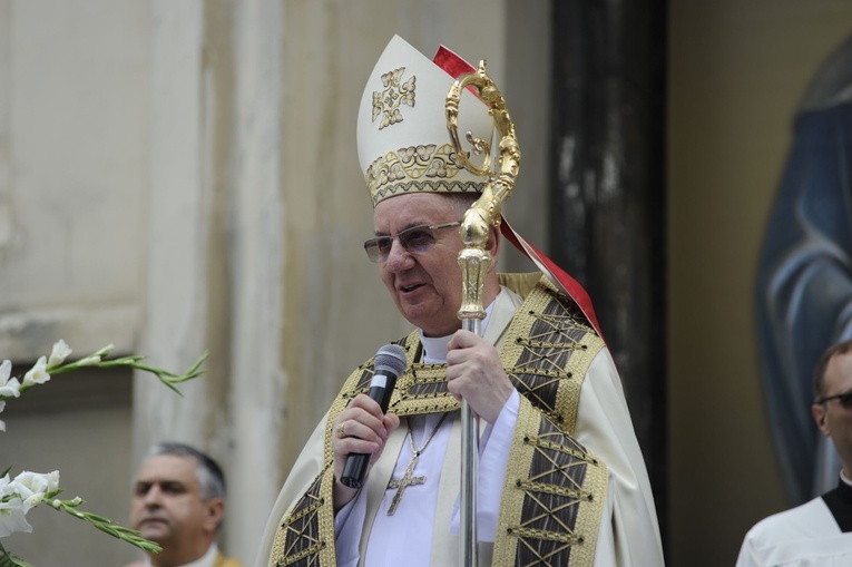 Abp Budzik bierze udział w uroczystosciach we Lwowie
