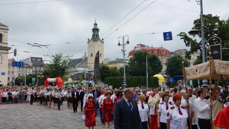 Abp Budzik bierze udział w uroczystosciach we Lwowie