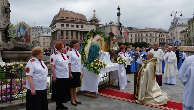 Abp Budzik bierze udział w uroczystosciach we Lwowie