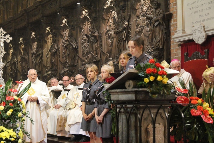 Statuetki św. Jana Vianneya w uroczystość św. Jana Chrzciciela