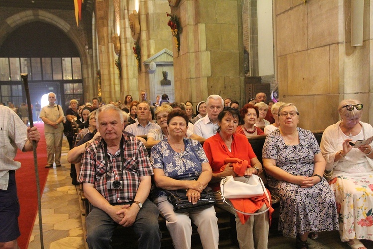 Statuetki św. Jana Vianneya w uroczystość św. Jana Chrzciciela