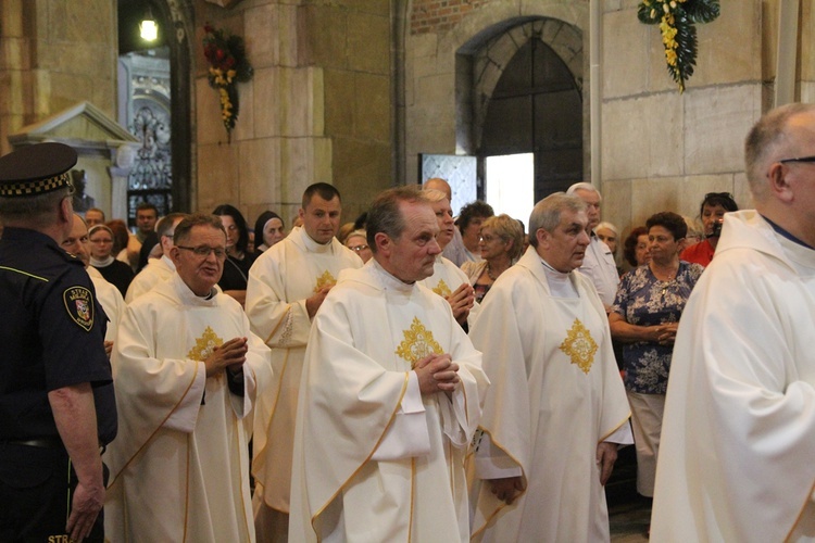 Statuetki św. Jana Vianneya w uroczystość św. Jana Chrzciciela