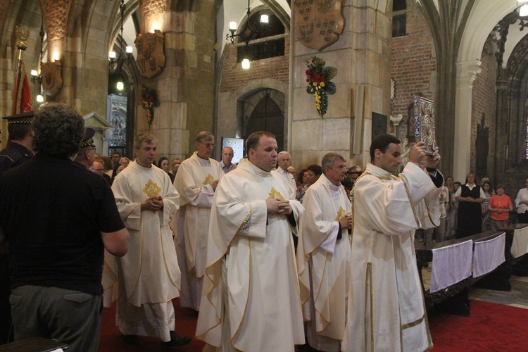 Statuetki św. Jana Vianneya w uroczystość św. Jana Chrzciciela