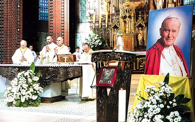 Msza św. w katedrze Świętych Apostołów Piotra i Pawła.