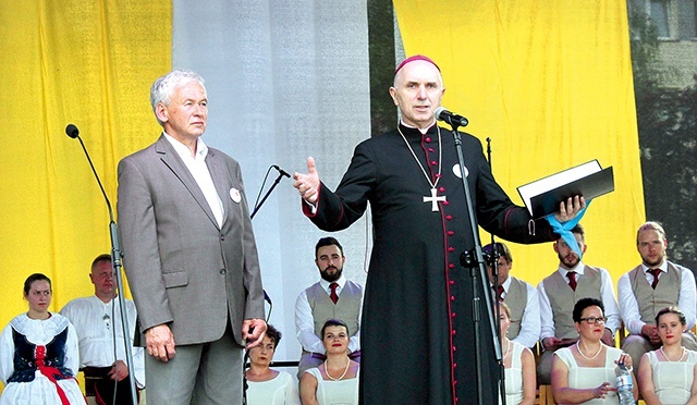 15 czerwca. Sekretarz miasta Andrzej Karasiński z biskupem.