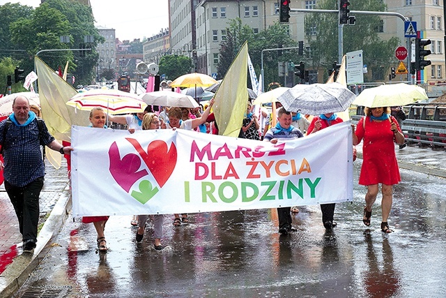 Pochód rozpoczął się w strugach deszczu.