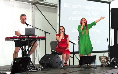 Pierwszego wieczoru uwielbienie poprowadził zespół Live Worship.