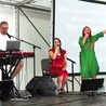 Pierwszego wieczoru uwielbienie poprowadził zespół Live Worship.