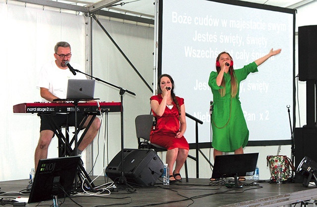 Pierwszego wieczoru uwielbienie poprowadził zespół Live Worship.