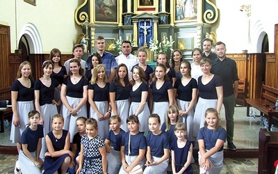 Młodzi upiększają liturgię swoim śpiewem.