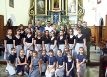 Młodzi upiększają liturgię swoim śpiewem.