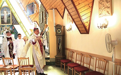 Biskup R. Pindel w asyście ks. W. Pelczara święci nowe stacje drogi krzyżowej.