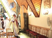Biskup R. Pindel w asyście ks. W. Pelczara święci nowe stacje drogi krzyżowej.