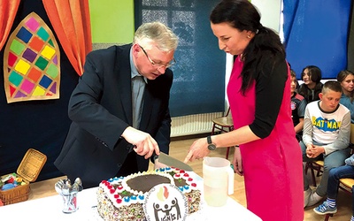 Urodzinowy tort kroili ks. Ignacy i A. Habrzyk.