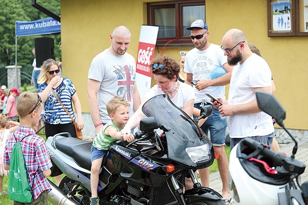 Podczas pikniku młodzi uczyli się wspólnego bycia.