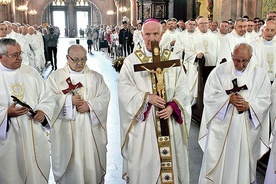 Biskup i jego koledzy z seminarium otrzymali pamiątkowe krzyże.