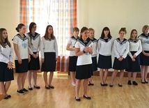 Gimnazjalistki dziękowały każdemu z osobna – siostrom, nauczycielom, obsłudze i rodzicom.