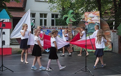 Taniec dzieci z biało- -czerwonymi flagami.