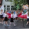 Taniec dzieci z biało- -czerwonymi flagami.