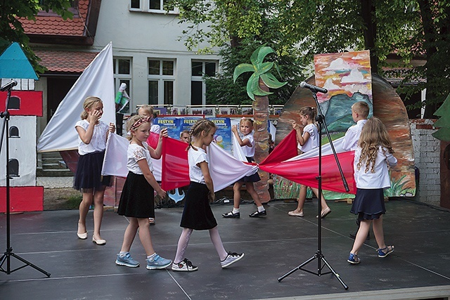 Taniec dzieci z biało- -czerwonymi flagami.