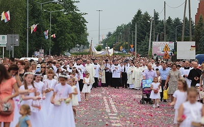 Uczestnicy uroczystości przeszli główną ulicą Sandomierza.