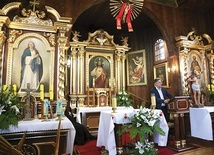 Jednorodne wnętrze ukazuje pietyzm braci kapłanów  przy wyposażaniu. Ołtarze specjalnie zamówione do tego kościoła, obrazy specjalnie namalowane dla tego miejsca.