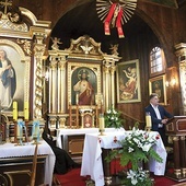 Jednorodne wnętrze ukazuje pietyzm braci kapłanów  przy wyposażaniu. Ołtarze specjalnie zamówione do tego kościoła, obrazy specjalnie namalowane dla tego miejsca.