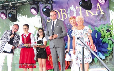 Pierwsze miejsce w konkursie na najpiękniejszy wianek zajęła Henryka Jurczak (z prawej). Obok stoją Agnieszka Gryzek i Kamil Dziewiarz.