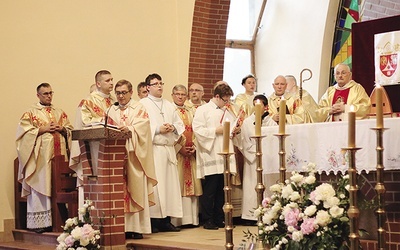 Biskup Jacek Jezierski przewodniczył rocznicowej Eucharystii w sobotę 15 czerwca.