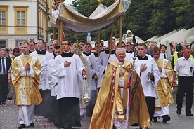 W wędrówce za Jezusem Eucharystycznym, którą prowadził metropolita, uczestniczyło kilka tysięcy osób.