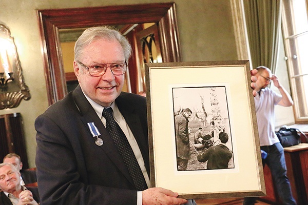 Jubilat z odbitką fotografii sprzed 60 lat, przedstawiającą go (po lewej) na planie kręconego w Nowej Hucie debiutanckiego filmu fabularnego „Cement i słowa”.  Obok niego Wojciech Plewiński i Maria Przybylska.