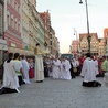 Niezwykłym momentem było błogosławieństwo Najświętszym Sakramentem osób zgromadzonych na wrocławskim rynku.