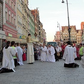 Niezwykłym momentem było błogosławieństwo Najświętszym Sakramentem osób zgromadzonych na wrocławskim rynku.