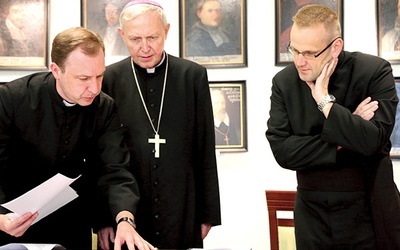 Umowę podpisali 17 czerwca bp Piotr Libera i o. prowincjał Piotr Bęza. Po lewej stronie: ks. Piotr Grzywaczewski, kanclerz kurii diecezjalnej, przedstawia przygotowany tekst dokumentu.