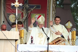 Na zakończenie Mszy św. bp Piotr Libera udzielił papieskiego błogosławieństwa i związanego z nim przywileju odpustu zupełnego.