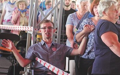 Wspólna modlitwa w dużej grupie jest dla uczestników ważnym przeżyciem.