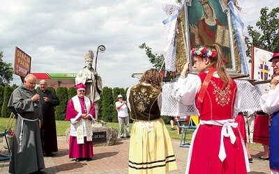 Młodzi wykonywali taniec feretronów z wizerunkiem Matki Bożej, nawiedzenia św. Elżbiety i św. Jana Pawła II.