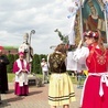 Młodzi wykonywali taniec feretronów z wizerunkiem Matki Bożej, nawiedzenia św. Elżbiety i św. Jana Pawła II.