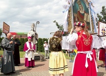 Młodzi wykonywali taniec feretronów z wizerunkiem Matki Bożej, nawiedzenia św. Elżbiety i św. Jana Pawła II.