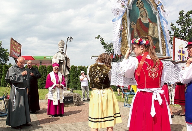 Młodzi wykonywali taniec feretronów z wizerunkiem Matki Bożej, nawiedzenia św. Elżbiety i św. Jana Pawła II.