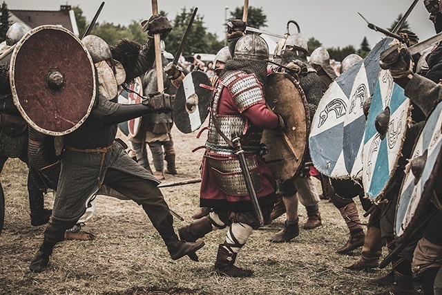 W Budzistowie, jak przed tysiącem lat, rozlegał się szczęk mieczy i toporów.