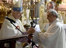 Biskup Ignacy wręczył statuetkę ks. Szajdzie w czasie konferencji dziekanów w świdnickiej katedrze.