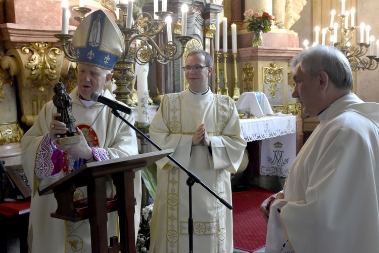 Wręczenie statuetki ks. Edwardowi Szajdzie