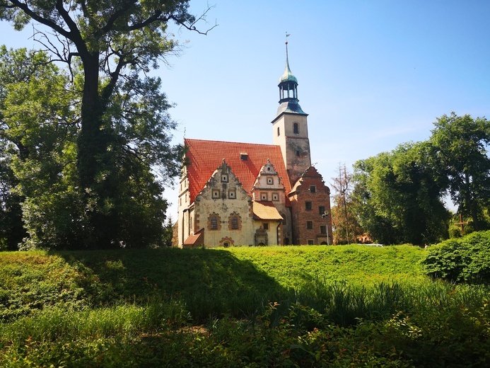 Manierystyczny kościół pw. Trójcy Świętej w Żórawinie