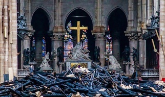 Wnętrze katedry Notre Dame po pożarze
