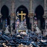 Wnętrze katedry Notre Dame po pożarze