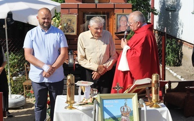 Stanisław Dańczak (w środku) kapliczkę wzniósł z myślą o zmarłej małżonce.