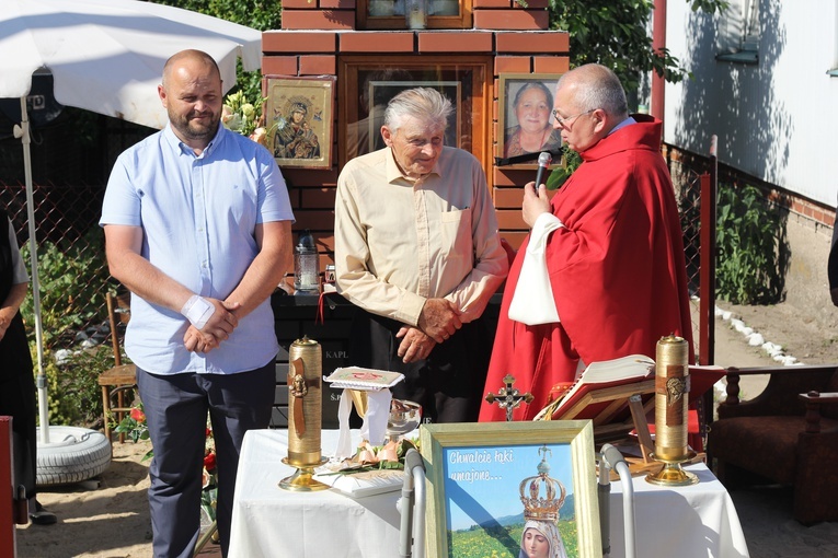 Stanisław Dańczak (w środku) kapliczkę wzniósł z myślą o zmarłej małżonce.