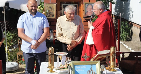 Stanisław Dańczak (w środku) kapliczkę wzniósł z myślą o zmarłej małżonce.